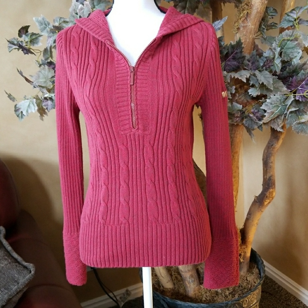Rusty red hooded sweater with zipper front